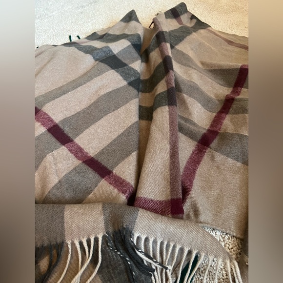 Burberry merino wool poncho cape one size fits all - Picture 13 of 14